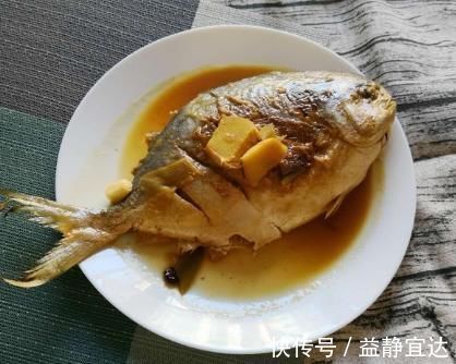 吃法|炖鱼时，别只放料酒，多加“2种料”，鱼肉鲜嫩入味，腥味全无