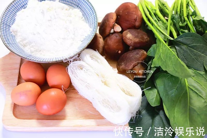 在家做馅饼,和面很重要,照着做馅饼皮薄馅大,放凉了也软软的