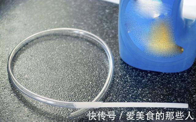 洗了20年碗才发现，水槽边的小孔，用途真厉害，聪明人都在这样用