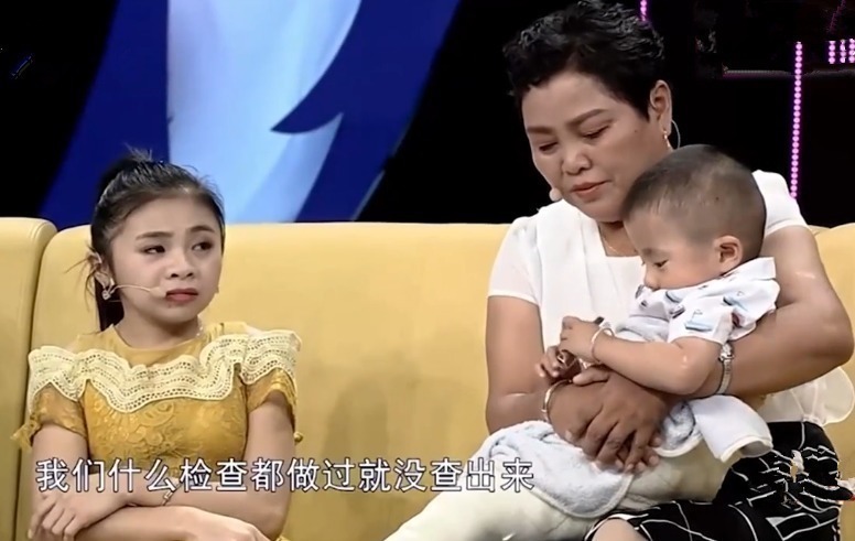 怀孕期间|90厘米“袖珍”女孩怀孕,不听劝阻生下孩子,见到孩子观众叹息