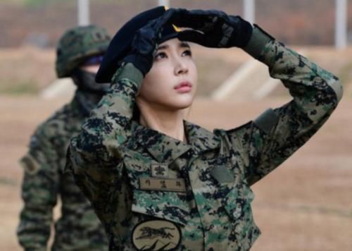 意志力|韩国“九头身模特”空降部队，身材过于完美，无意间撩到兵哥哥