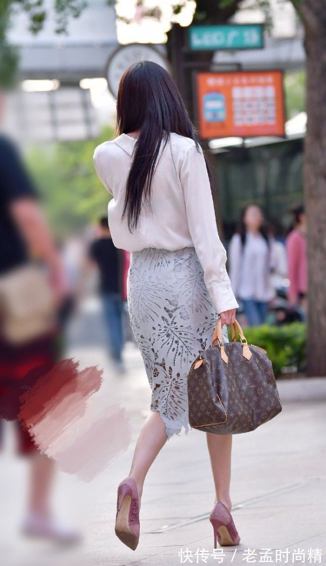 新鲜感|街拍美女:还是小姐姐会穿,半身裙“扎洞”,个性又透气