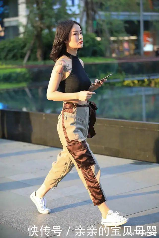 工装裤|阔腿裤也该“让位”了,今年流行“工装裤”,占据街头半壁江山!