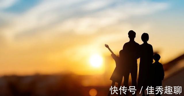 父母|妈妈下跪一小时,儿子发朋友圈炫耀:跪着的父母,怎能培养孩子?