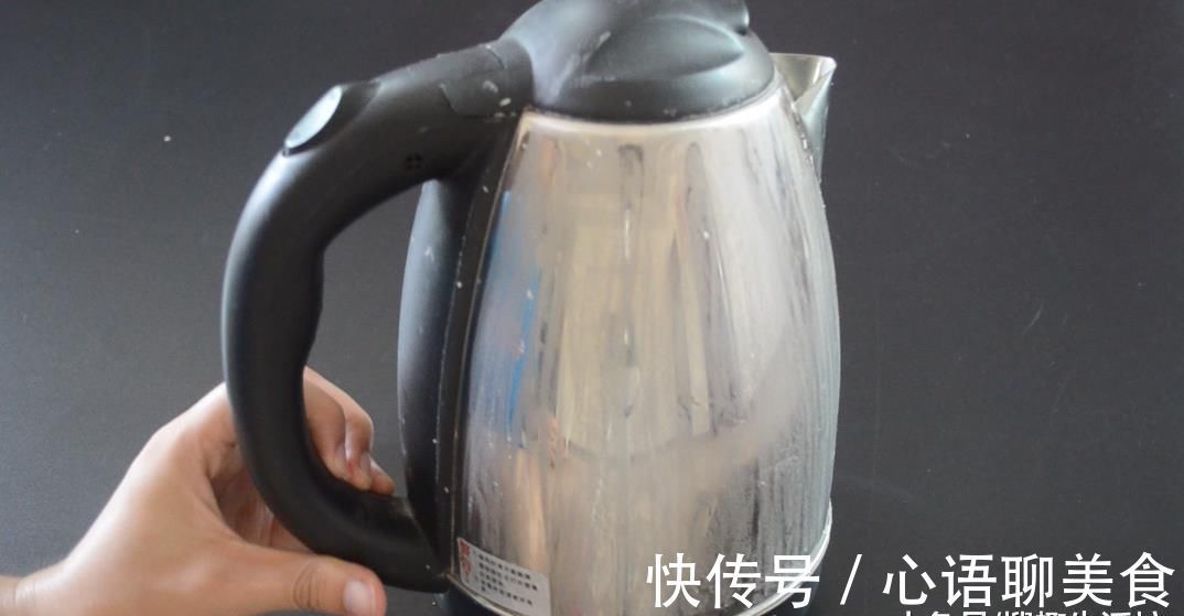 用蜡烛在电水壶上擦一擦太实用了, 解决了很多人的烦恼, 赶紧试试