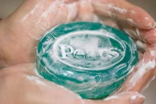 为什么很多老年人喜欢用香皂？其实是沐浴露“冲不干净”造成的