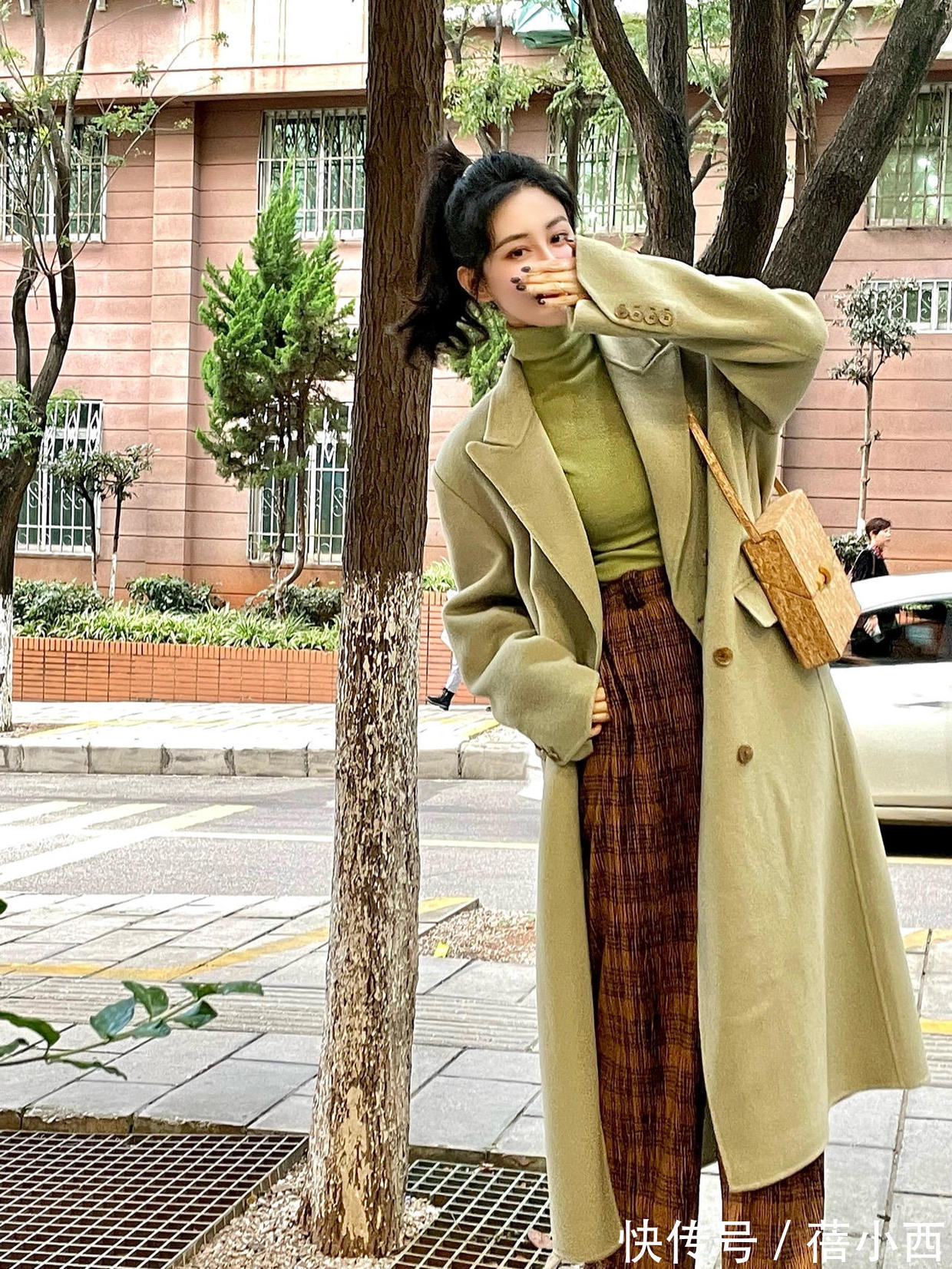 牛仔裤|冬季穿这5个“神仙色大衣”真香，搭配牛仔裤、半身裙高级显气质