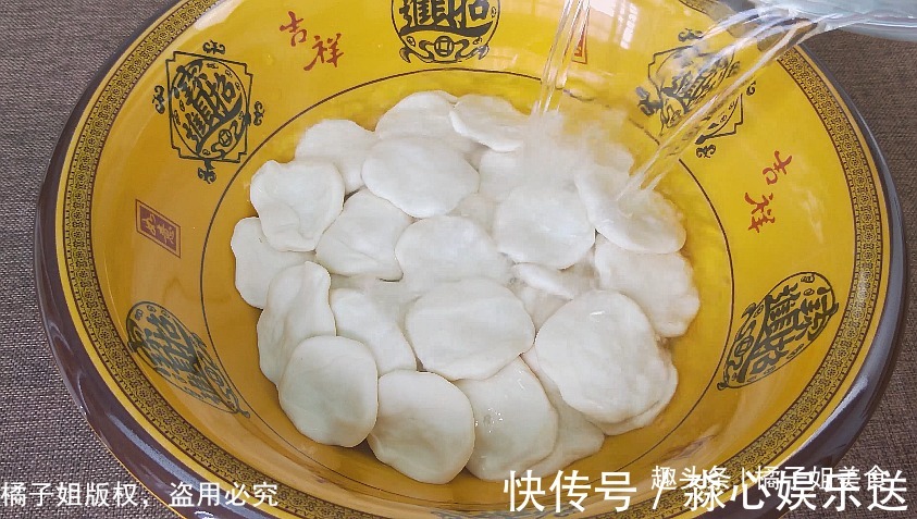 西红柿|面片新做法，根本不用擀面，一扯一拉就做好，鲜美可口太过瘾了