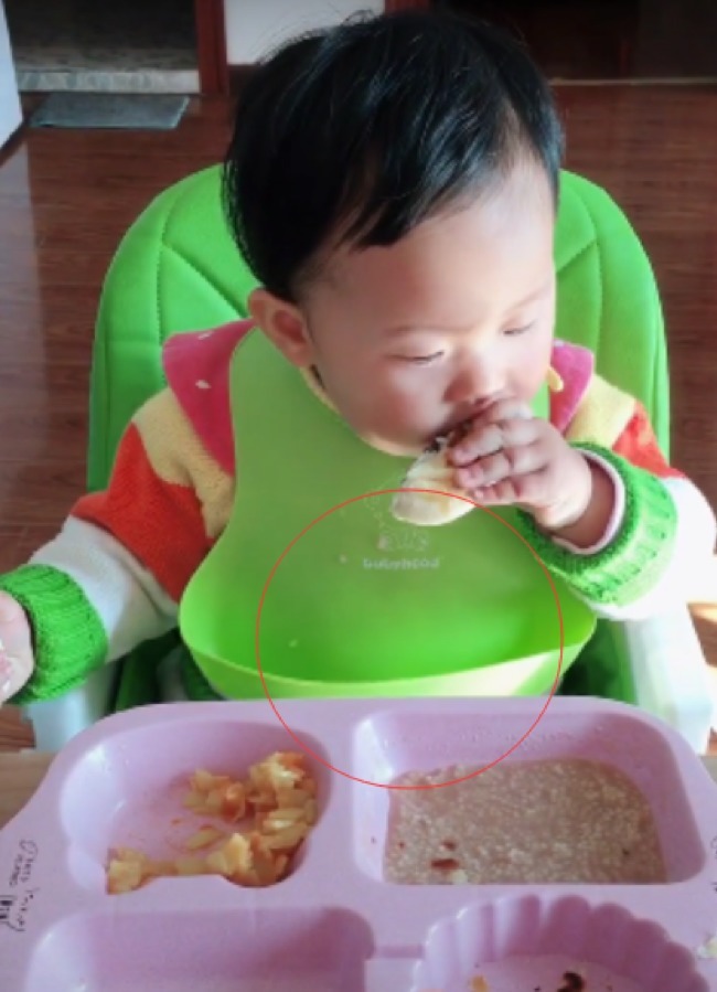 学会|2岁女娃自己吃饭,学会独立很重要,网友:娃吃饭的样子太有食欲