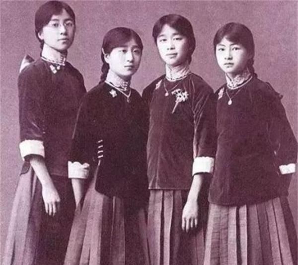 不屑一顾|末代公主路边摆摊,面对古董收藏家马未都拿出的极品官窑,她竟不屑一顾