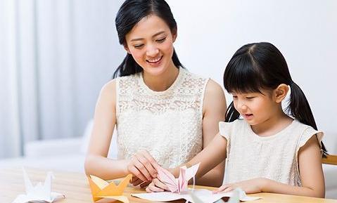 心理|4岁女孩画“奇怪”全家福,老师怀疑心理有问题,妈妈看完却笑了