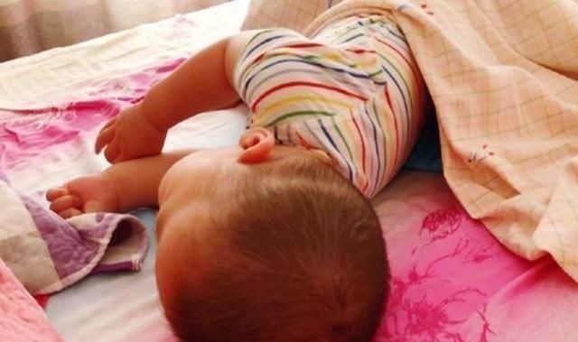 脊椎|从小睡枕头的孩子，和从不睡枕头的娃，长大有啥差异？父母要知晓