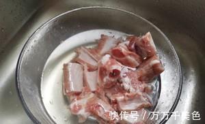 家常排骨菜谱，咸蛋黄排骨，做法简单，美味营养，吃不够