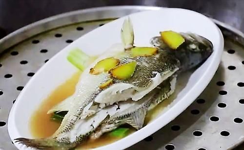做清蒸鱼,放盐放料酒就错了,大厨教你正确方法,鱼肉鲜嫩还不腥