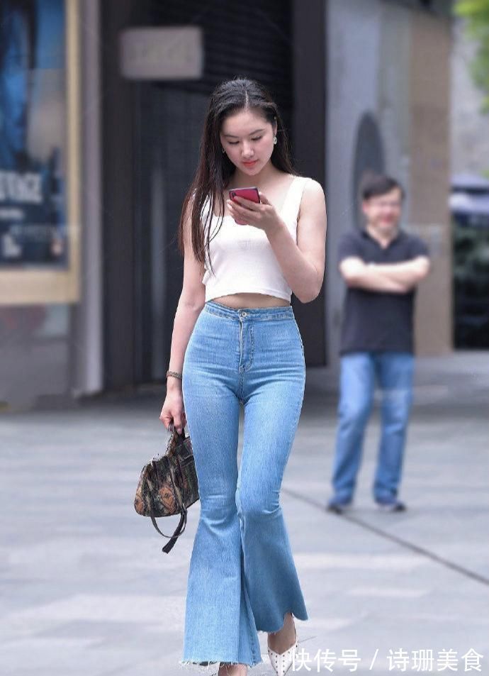 喇叭裤 牛仔喇叭裤太显身材,搭配杏色露脐背心,完美显出好身形