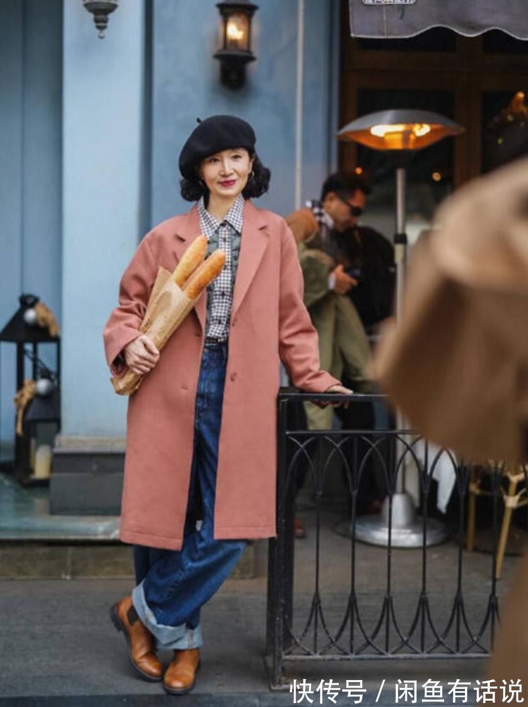 时髦|冬天穿“红色”更时髦,学三木母女这样搭,不扮嫩不显老更有气质