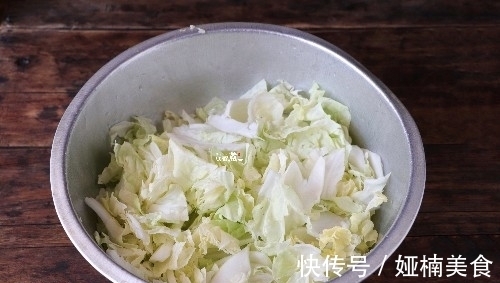 俗话说白菜豆腐保平安，两种健康食材，用此做法最好吃