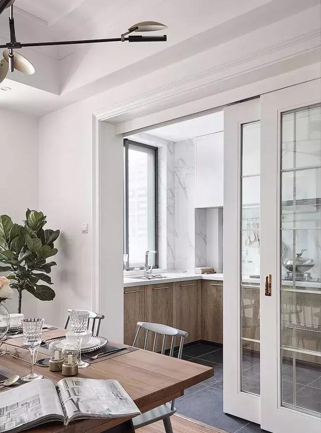 客厅|136平三室新房,全屋大白墙,内嵌式木质电视柜,层次感爆棚