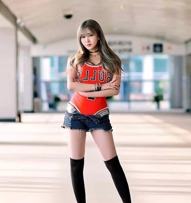 街拍嫩黄色非常显眼好看,把小姐姐的皮肤衬托得白里透红