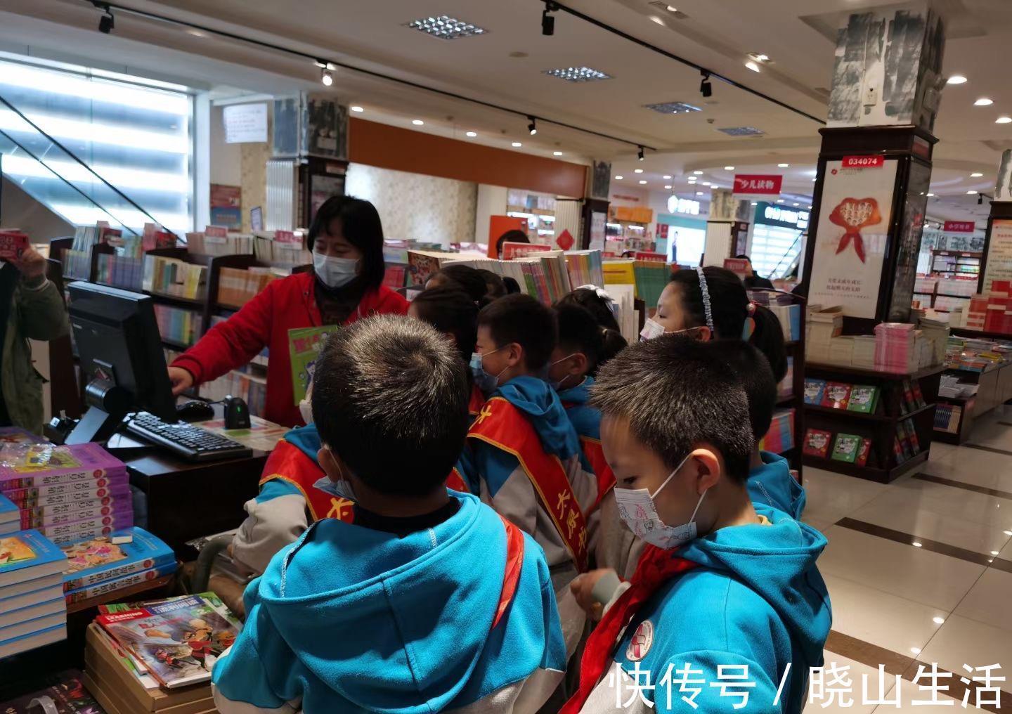 小女儿|男孩花1万多买卡片:没有培养孩子财商的觉悟,只能坐等上当!