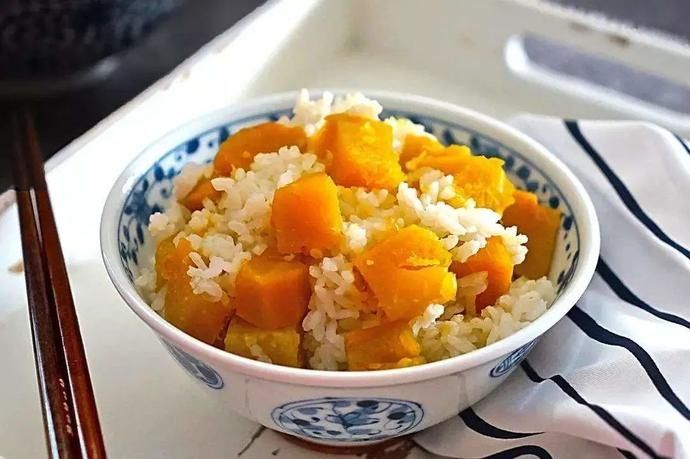  大米|煮米饭，只加水是“外行”！水里多加2样，米饭又香又软，粒粒分明！