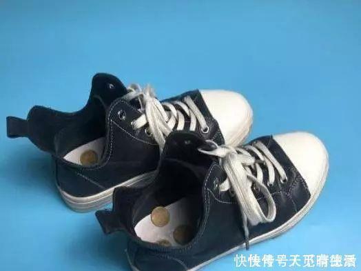 高跟鞋|鞋子散发臭味,别急着水洗!往里撒点“东西”,再臭也能轻松去除