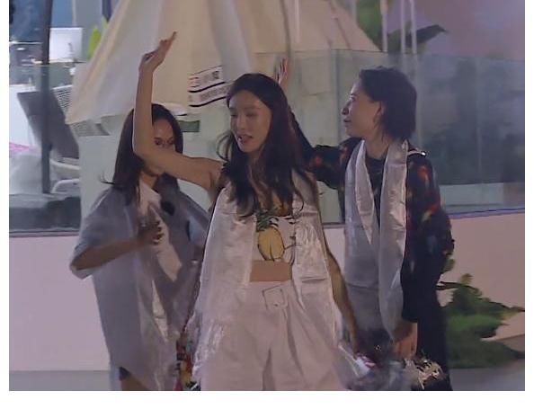 赵丽颖|金晨的手为何总举不起来？看到她窘迫的表情，大家想到了赵丽颖