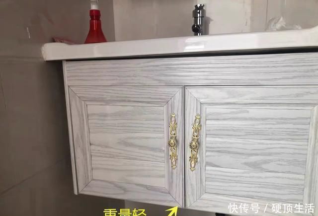 卫生间|浴室柜选橡木还是太空铝的好?比较一下才知道,还是这种更实用