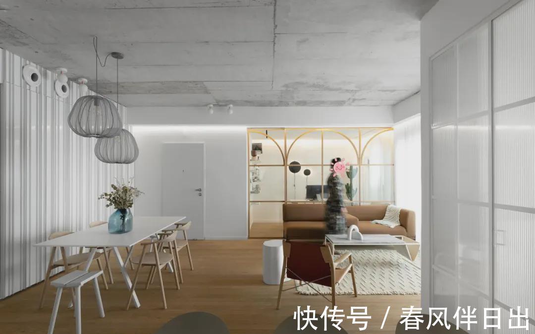 玻璃|年轻妈妈坚持砸墙换玻璃，只刷大白墙，105㎡装出了大平层效果