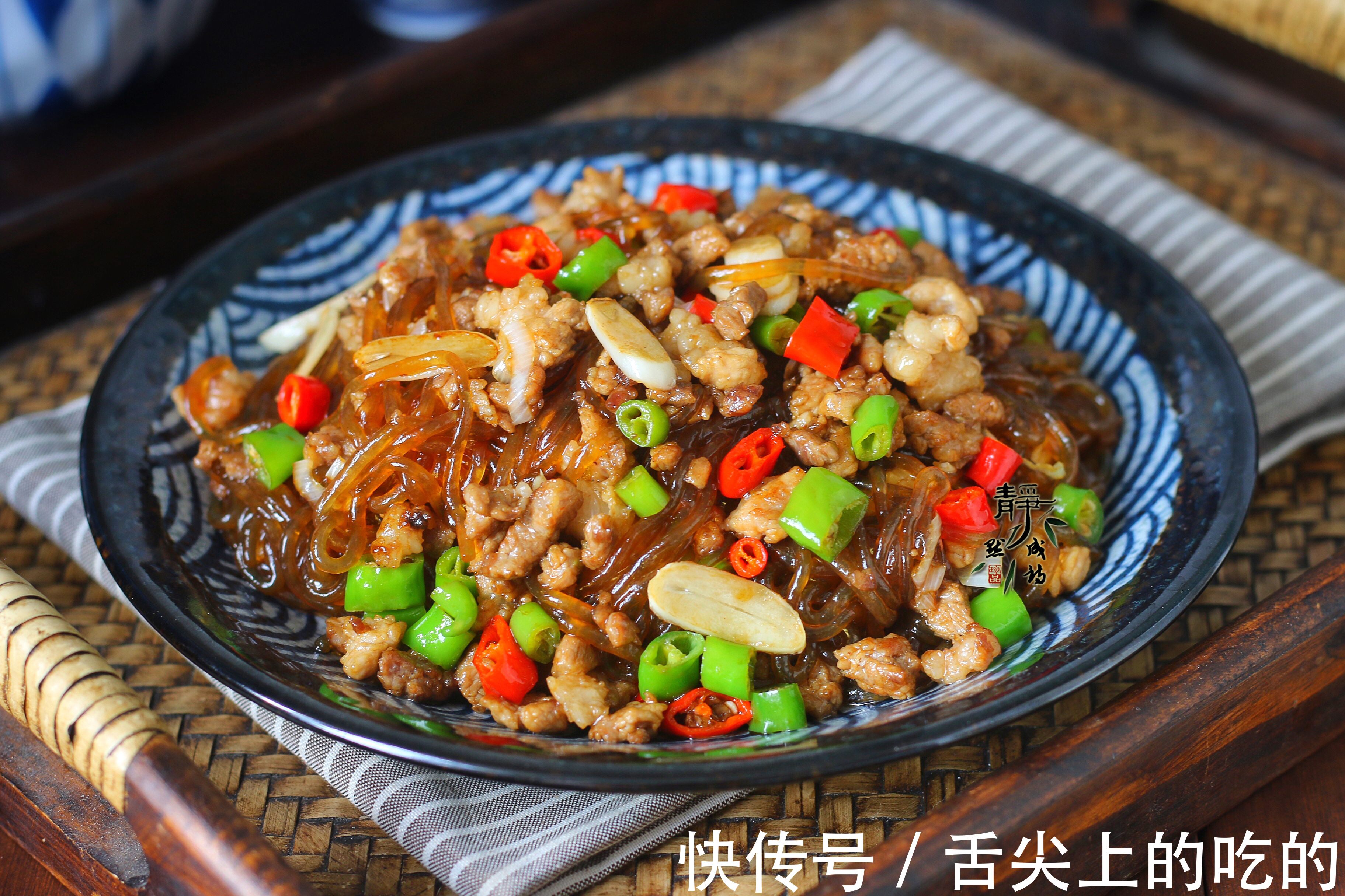 做肉末炒粉条，记住两个关键点，不管放多久，粉条都不粘不坨