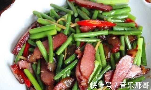 腊肉|吃肉不如多吃这个菜,5元一把,隔几天吃一次,还能给身体杀杀菌