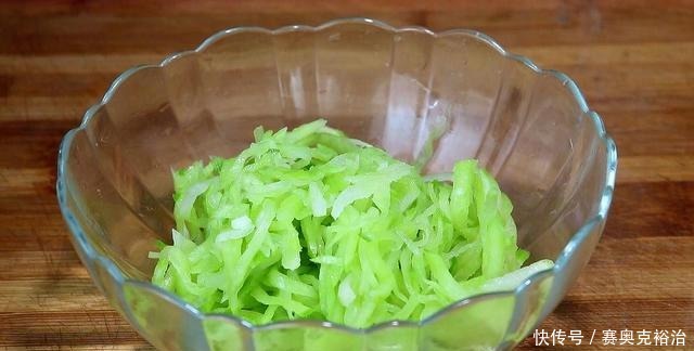 春天蘿蔔這樣吃,打入3個雞蛋,不燉不炒,全家都愛吃