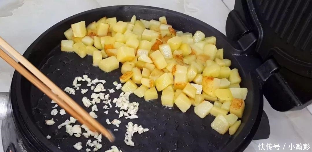 土豆又出新吃法，教你简单一做，比干锅土豆做法简单，比薯条好吃