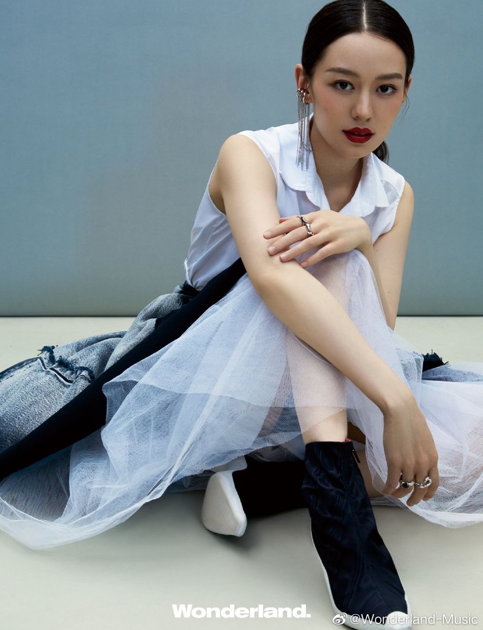 西服套装|吉娜穿黑色西服套装 五官精致气质绝佳