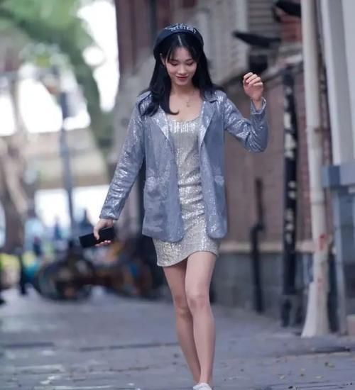 搭配|亮片连衣裙，搭配白帆布鞋，彰显休闲美感