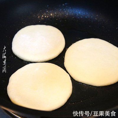 牛奶|#我的养生日常-远离秋燥#一杯面粉半杯牛奶，完美的初秋早餐饼