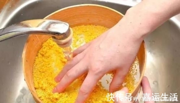 米油|熬小米粥，直接用清水熬是外行牢记4点，粥香浓黏稠，米油厚厚