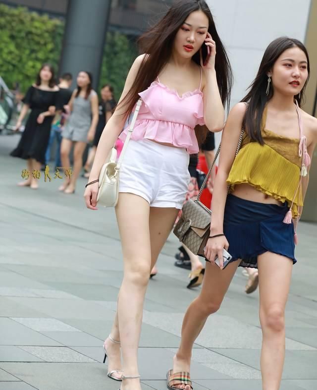 美女|街拍美女高挑的姐妹花,清凉时尚,千娇百媚