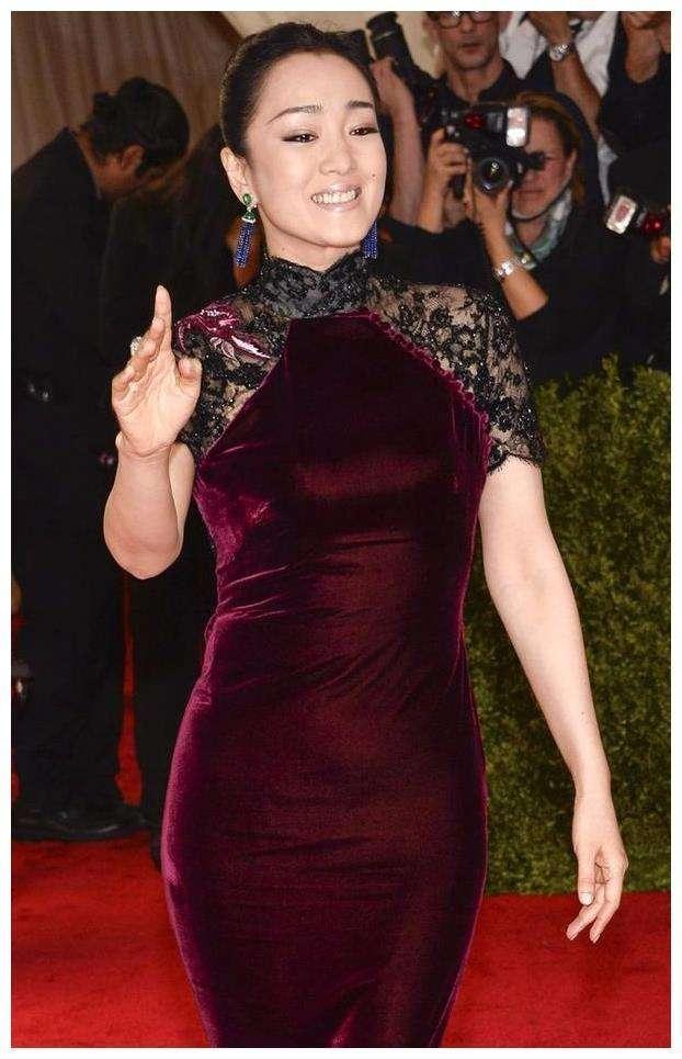 肉感|54岁巩俐胖了更丰满,穿紧身衣现多肉身材,意外勒出赘肉真尴尬