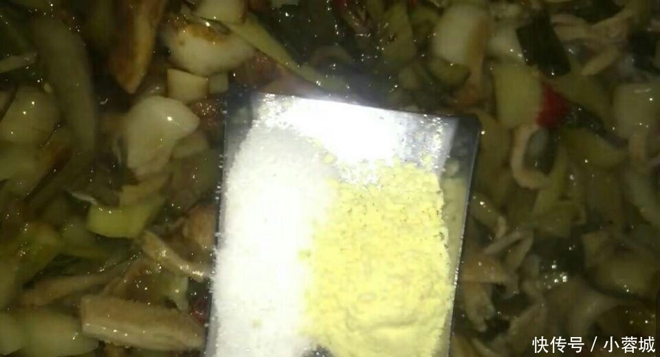 冬天|冬天炖菜不吃酸菜是个憾事,搭配2个食材炖一炖,暖胃抗寒又鲜美