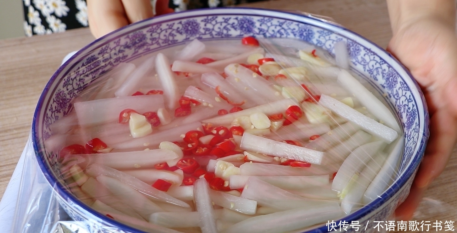 泡菜|过节必备开胃小菜：泡菜萝卜条，爽口解油腻，简单一泡当天就能吃