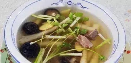 朋友来家里住一晚,媳妇做3菜1汤,上桌后朋友直夸比饭店还好吃