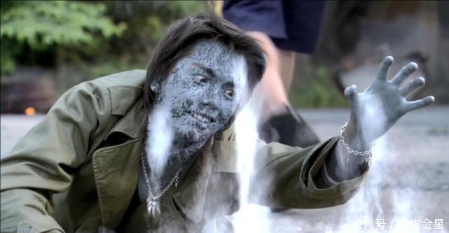 闭眼|《假面骑士》同样是被打倒,为何有的骑士闭眼张口,有的人却成了灰!