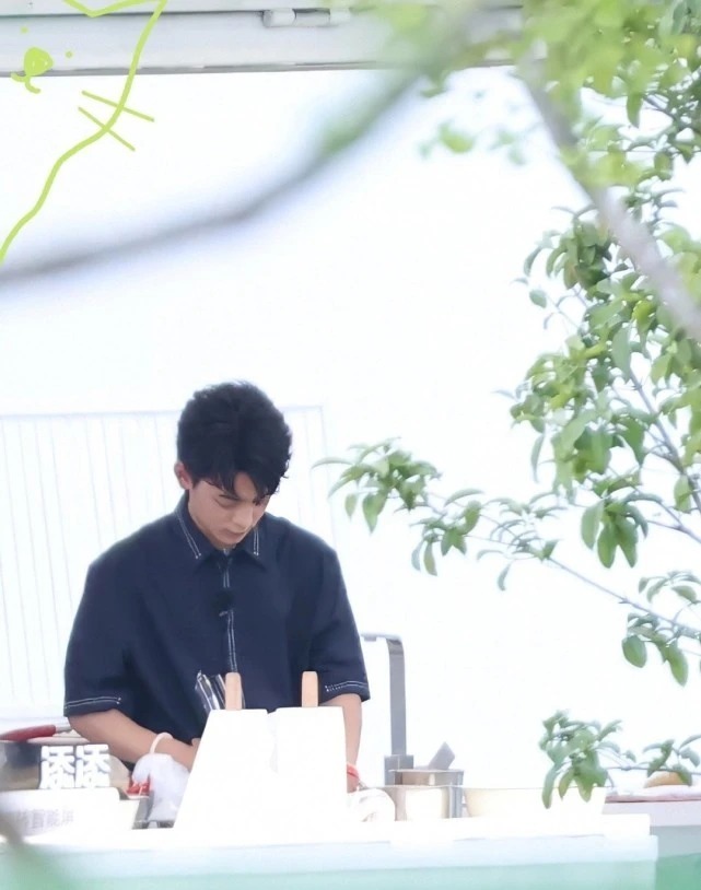 藏袍|丁真弟弟颜值超高!寸头穿藏袍现身《中餐厅》比哥哥白,帅气十足