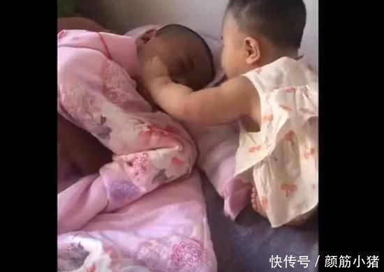 哥哥|自从有了二胎妹妹,相差4岁的哥哥睡觉是这样的,果真是实力宠妹