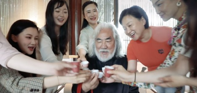 张纪中过71岁生日喜忧参半 黄晓明李亚鹏等送祝福被前妻状告侵权 今日头条 张纪中过71岁生日喜忧参半 黄晓明李亚鹏等送祝福被前妻状告侵权 今日头条
