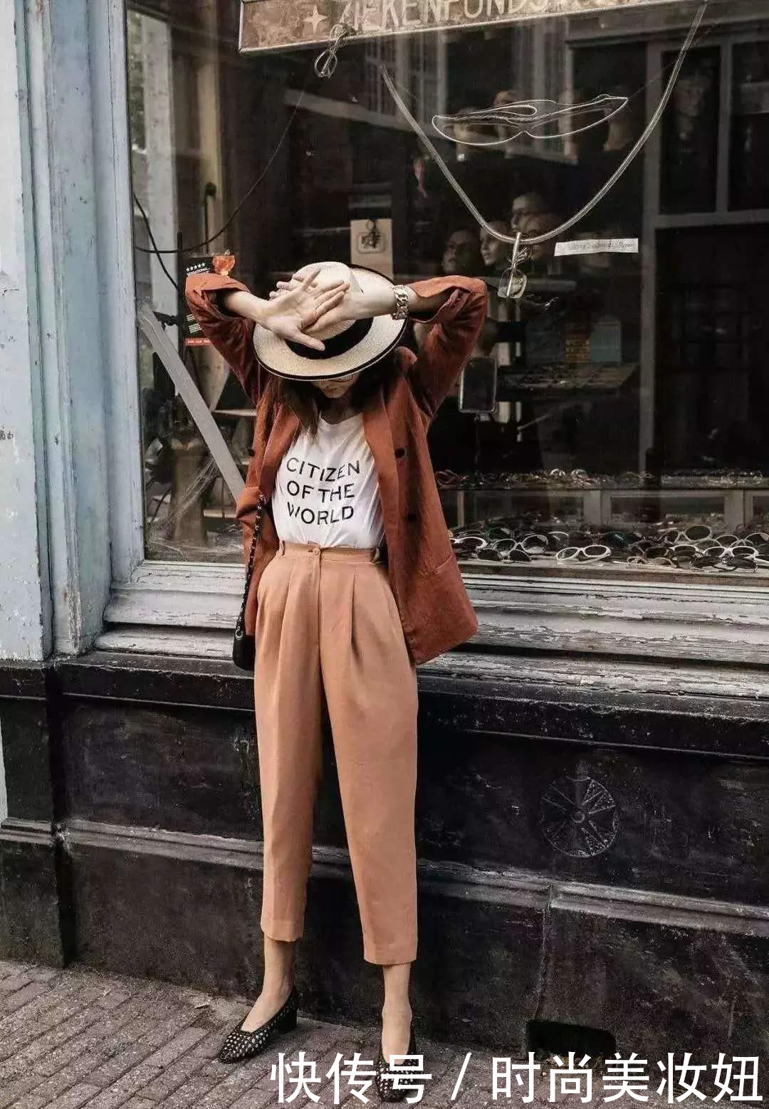 洋气|别再穿阔腿裤了,今年流行“烟管裤”,中年女性穿减龄又显瘦