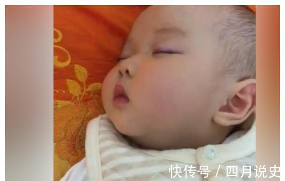 宝宝|妈妈怕宝宝受凉,让爸爸给他穿上袜子,看到宝宝的脚,妈妈无语了