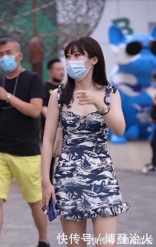 小姐姐|街拍：水墨风的吊带连衣裙，展示满满中国风，凸显小姐姐绝佳气质