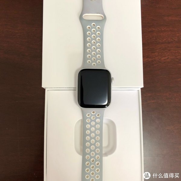 天才吧|第一次感受到苹果故障换新的惊喜，Apple Watch SE官翻开箱